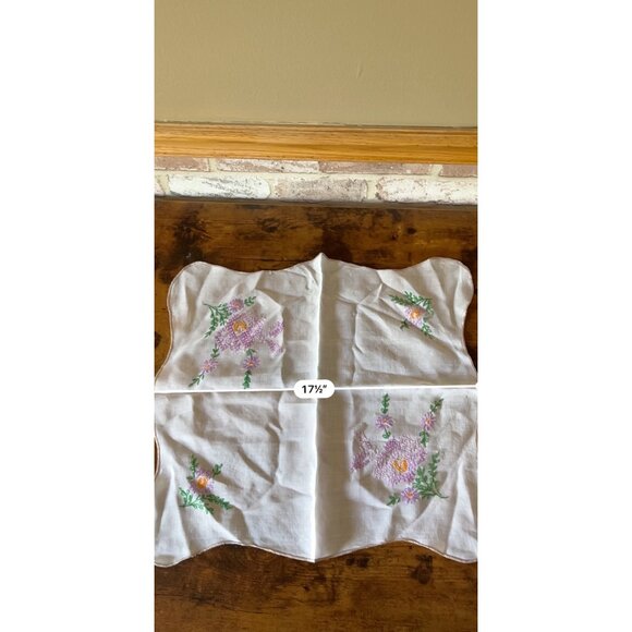 Vintage Embroidered Linen Tablecloth & Napkin Set With Floral Design & Crochet - Picture 11 of 12